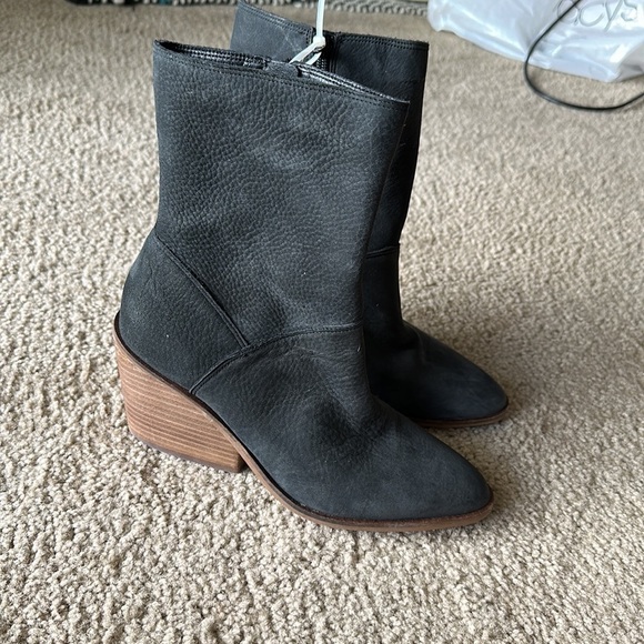 NEW! Lucky Brand Sarey Black Suede Ankle Almond Rounded Toe Block Heel Boot- 7.5 - Picture 6 of 8